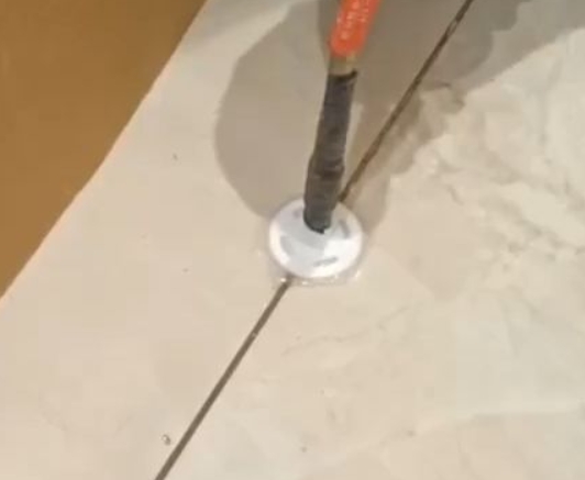西岗瓷砖空鼓维修公司专业解答瓷砖在铺贴过程中，如果没有涂抹均匀到位的粘结材料（如水泥砂浆或瓷砖胶），可能会导致以下问题