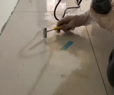 西岗瓷砖开裂维修公司专业分享瓷砖在铺贴前如果没有沥干水分，将会导致以下问题